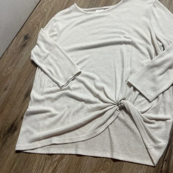 White sweater shirt - Picture 2 of 3